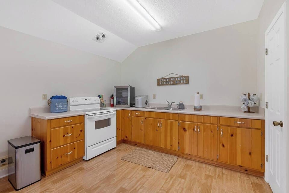 1/2 Kitchen