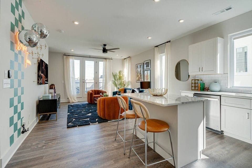 5623 - Bright and open kitchen equipped with stainless steel appliances and is fully stocked with your basic cooking essentials. Features breakfast bar seating and connects to living space.