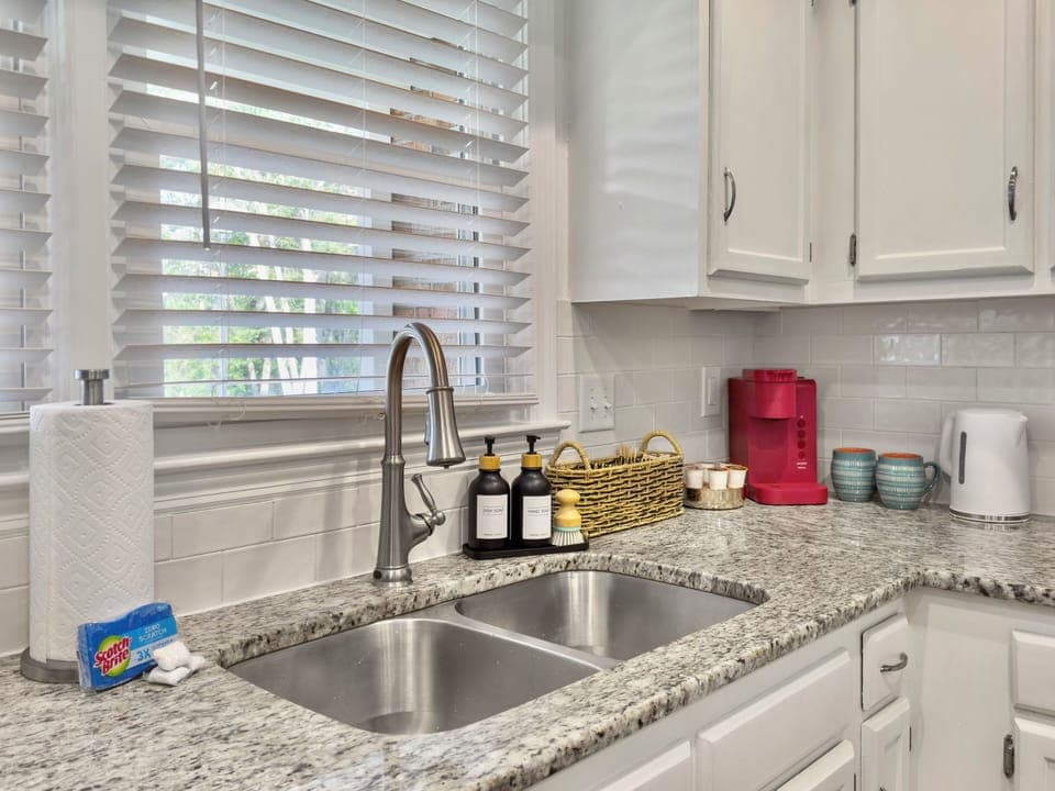 This kitchen has everything you need! If something seems to be missing, just ask
