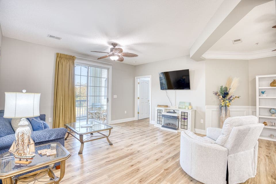 Spacious Very Open Living Room with Balcony