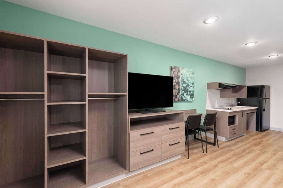 Room, 2 Queen Beds, Accessible, Non Smoking (Bathtub W/grab Bars) | Desk, free WiFi, bed sheets