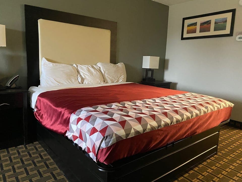 Room, 1 King Bed, Non Smoking | Premium bedding, desk, free WiFi, bed sheets