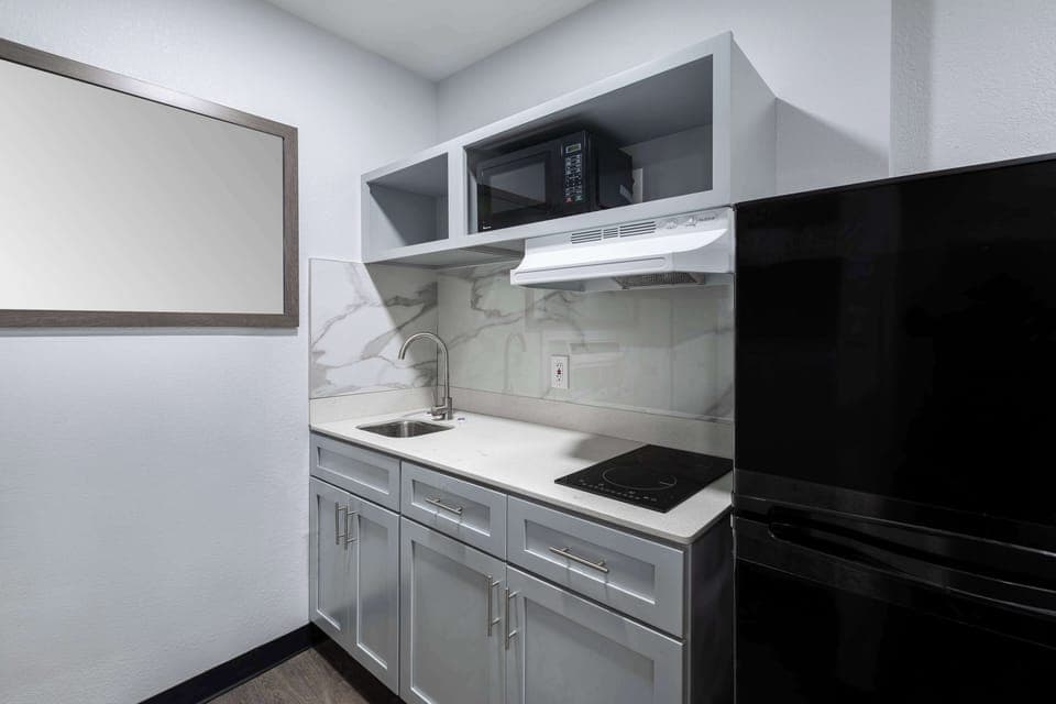 Full-size fridge, microwave, stovetop, coffee/tea maker