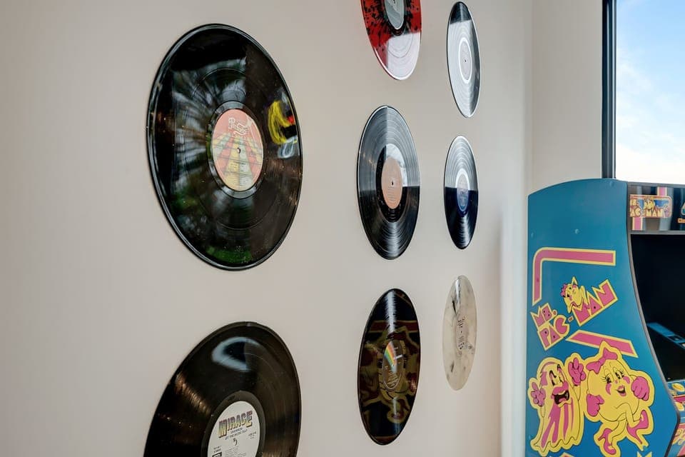 Discover a chic retreat in Nashville, perfect for bachelorette parties or family reunions! With vintage vinyl, game rooms, and a prime downtown location, this upscale rental offers luxury and fun for large groups.