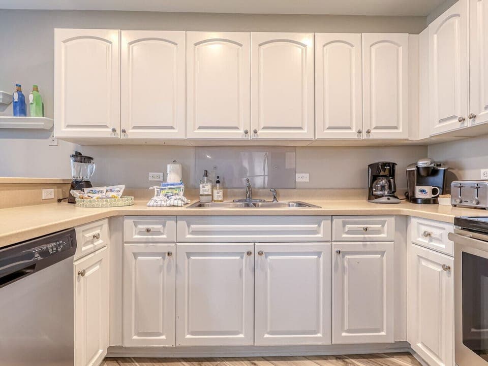 Kitchen with Breakfast Bar