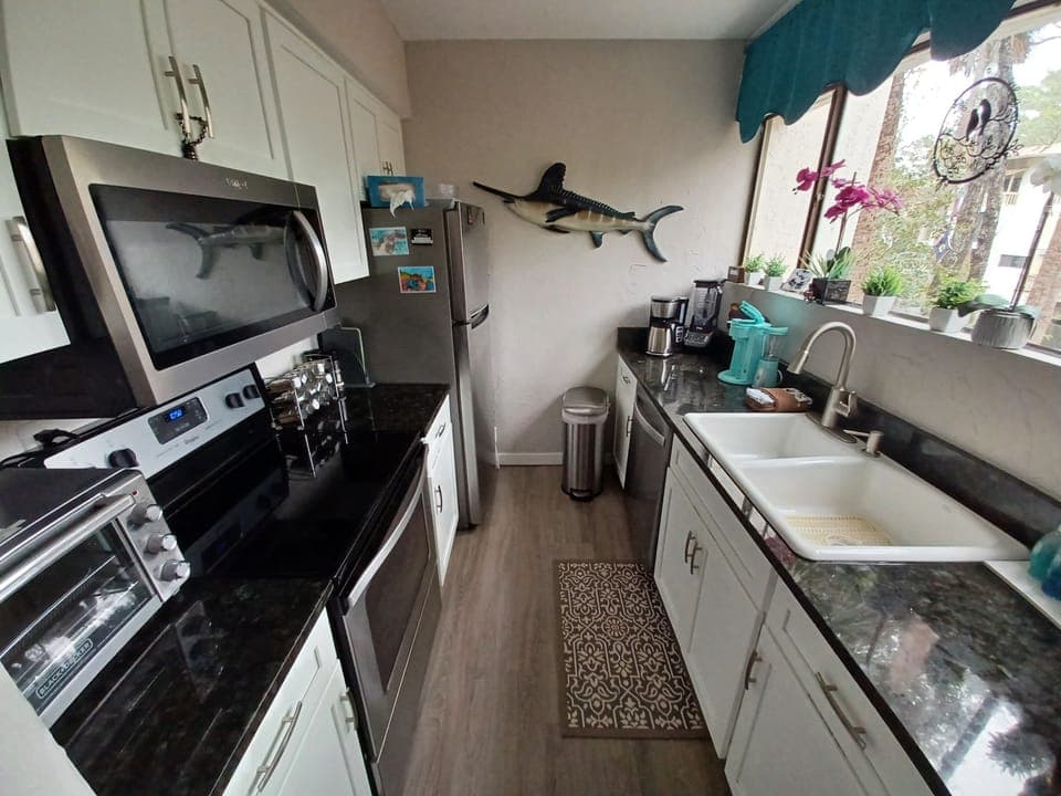 Kitchen has it all, air fryer, 2 coffee makers even ice coffee, smoothie maker. 