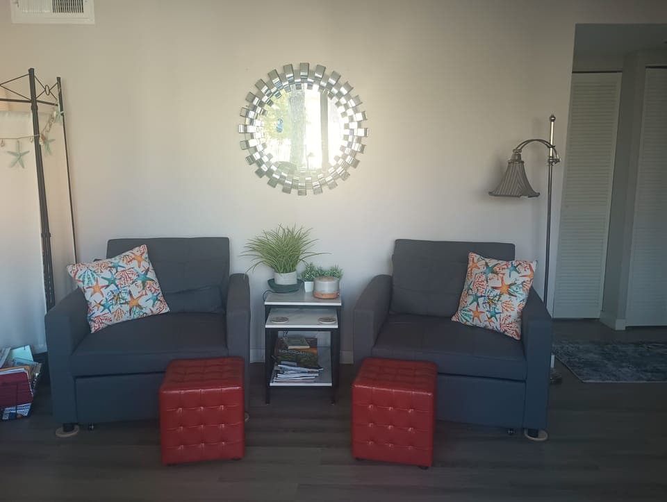 Relax, watch TV, Read, room for friends, spacious.
