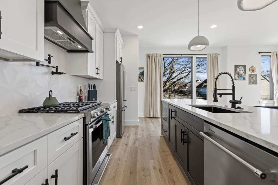 Imagine hosting brunch in this sleek kitchen before exploring Downtown Nashville. With luxurious finishes and spacious design, it’s an ideal spot for gatherings and creating unforgettable memories. Enjoy the chic vibes and lovely views!