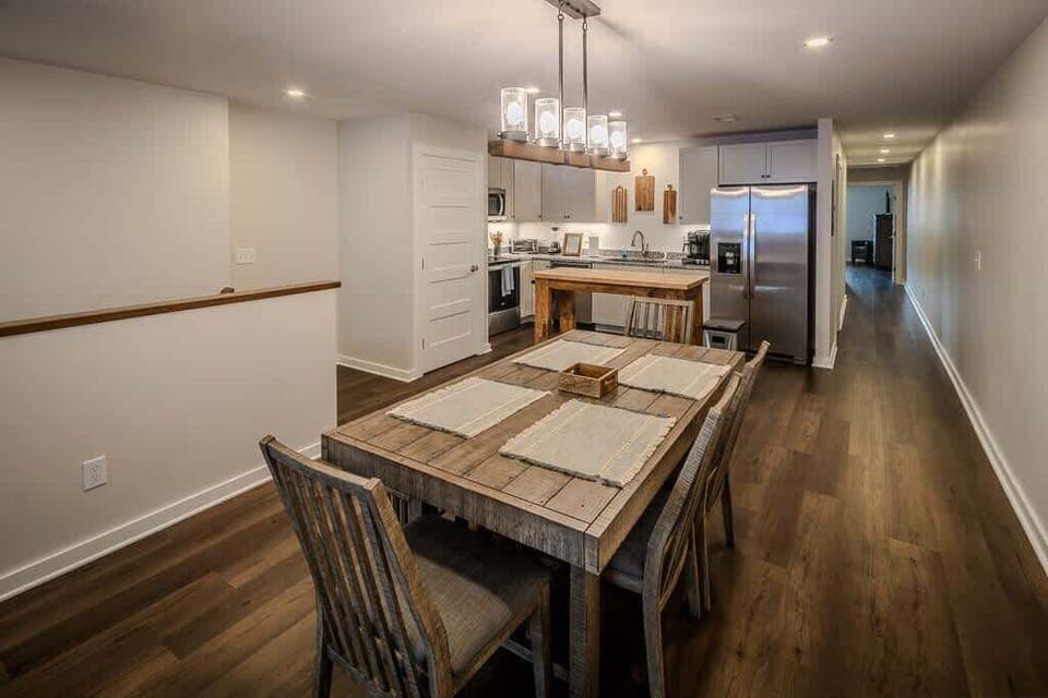 Dining area seats 6