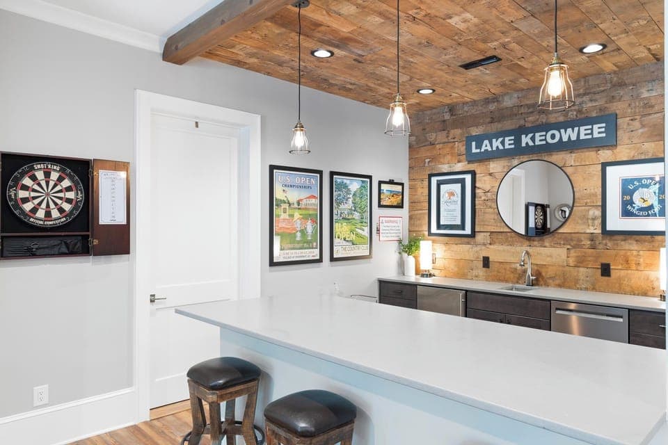 LOWER LEVEL: Bar, Entertainment Area