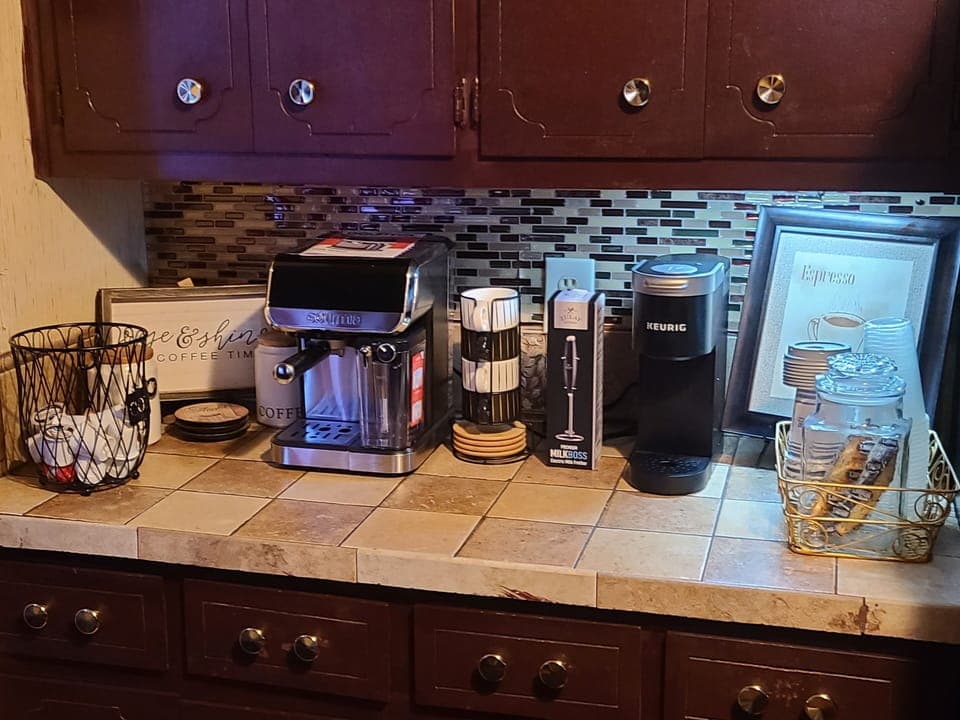 Full kitchen w/kitchenette area, Alexa Assistant, dishwasher & 50 inch smart TV.