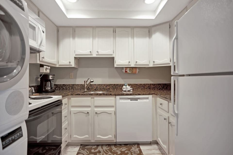 Villa, 1 King Bed with Sofa bed, Kitchen (1739 Bluff Villas) | Private kitchen | Coffee/tea maker, dining tables