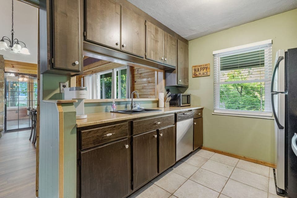 Signature Cabin, 3 Bedrooms, Non Smoking, Kitchen | Private kitchen | Fridge, microwave, oven, stovetop
