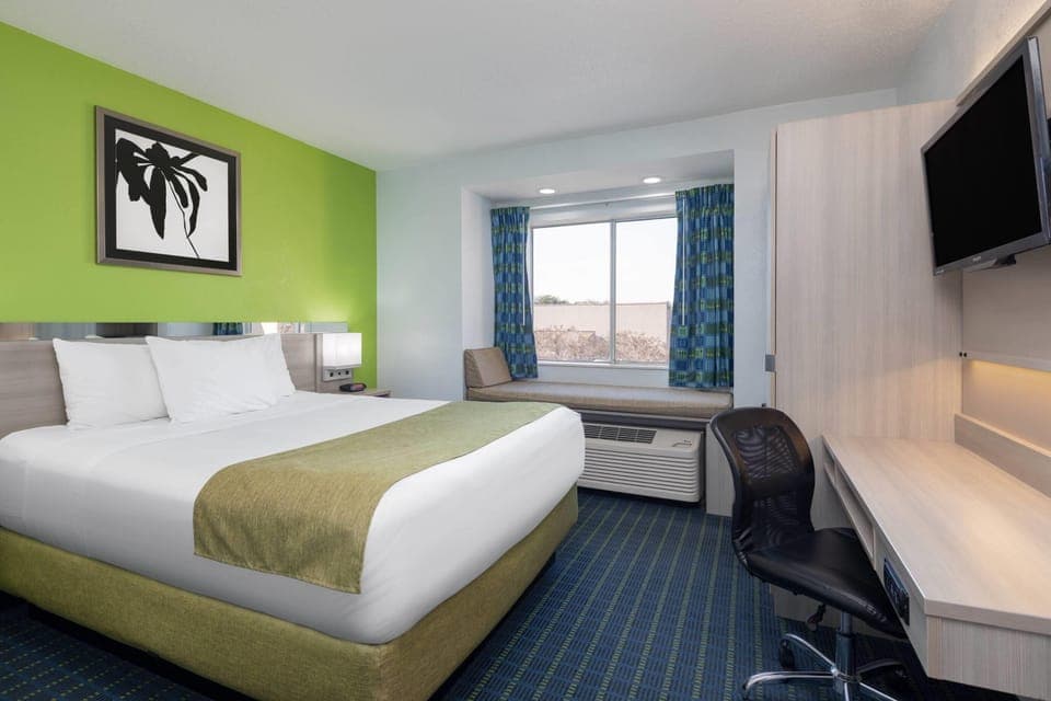 Room, 1 Queen Bed, Non Smoking | Premium bedding, in-room safe, desk, iron/ironing board