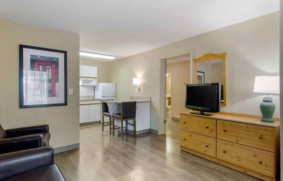 Suite, 1 King Bed with Sofa bed, Non Smoking | Desk, iron/ironing board, free rollaway beds, free WiFi
