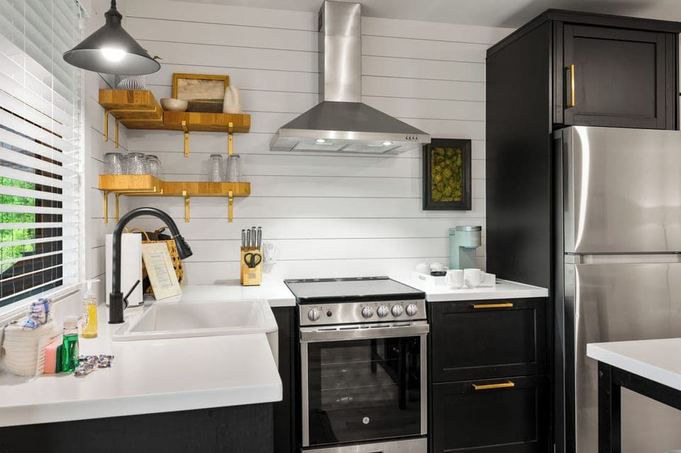 Fully equipped kitchen. (Suite C)