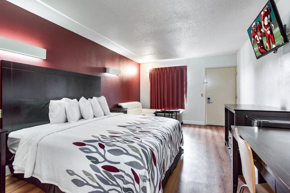 Superior Room, 1 King Bed, Non Smoking | Desk, laptop workspace, free WiFi, bed sheets