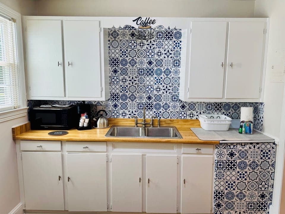Fully equipped Kitchen with small appliances like Keurig coffee maker, CrockPot, blender and toaster.