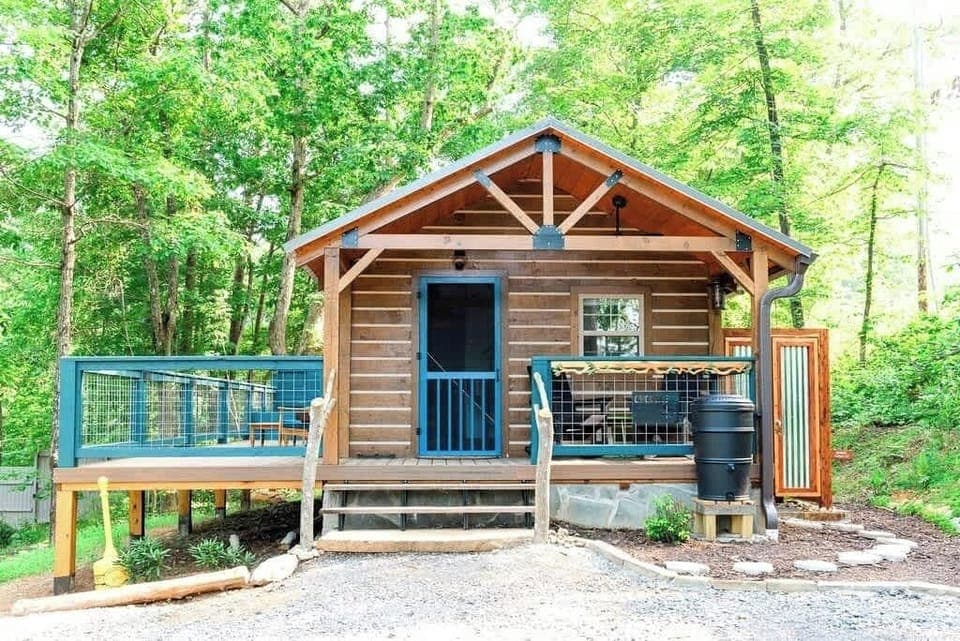 Chickadee - sleeps 6

King bed for 2

Full futon for 2

2 sets of eno hooks for hammocks