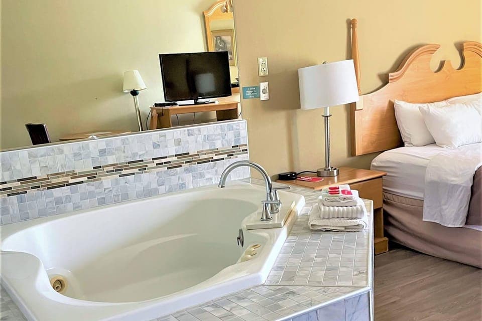 Standard Room, 1 King Bed, Non Smoking, Jetted Tub | Desk, laptop workspace, soundproofing, iron/ironing board