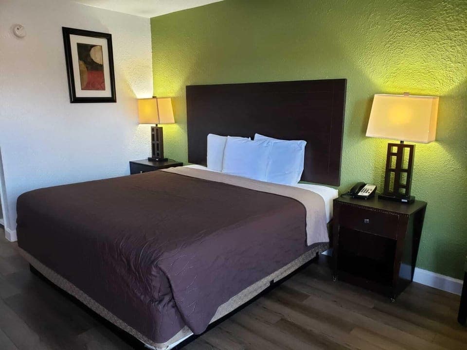 Single Room, Smoking | Desk, blackout drapes, iron/ironing board, free WiFi