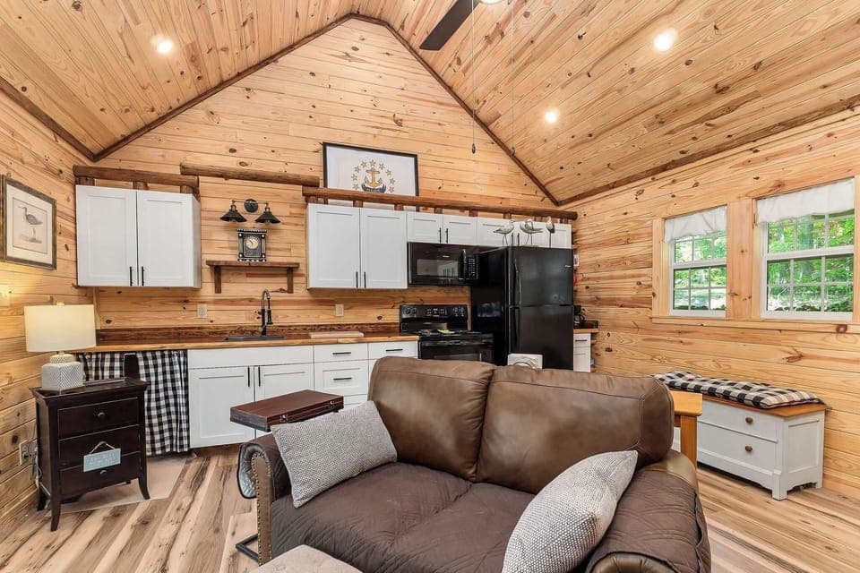 Light-Filled and Open
Natural light pours into the living space, enhanced by high ceilings and an open concept that adds to the sense of roominess.