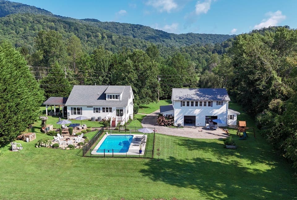 Welcome to Pisgah Poolside Peaks Retreat!