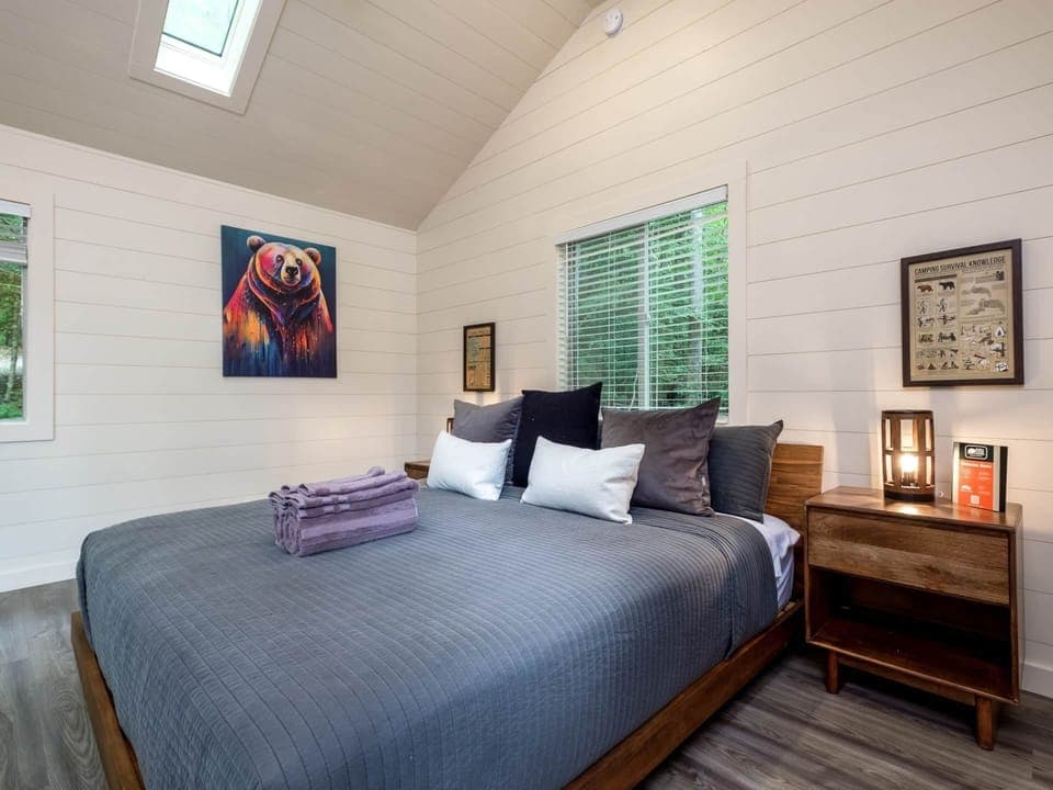 Deluxe Cabin, River View | Free WiFi, bed sheets