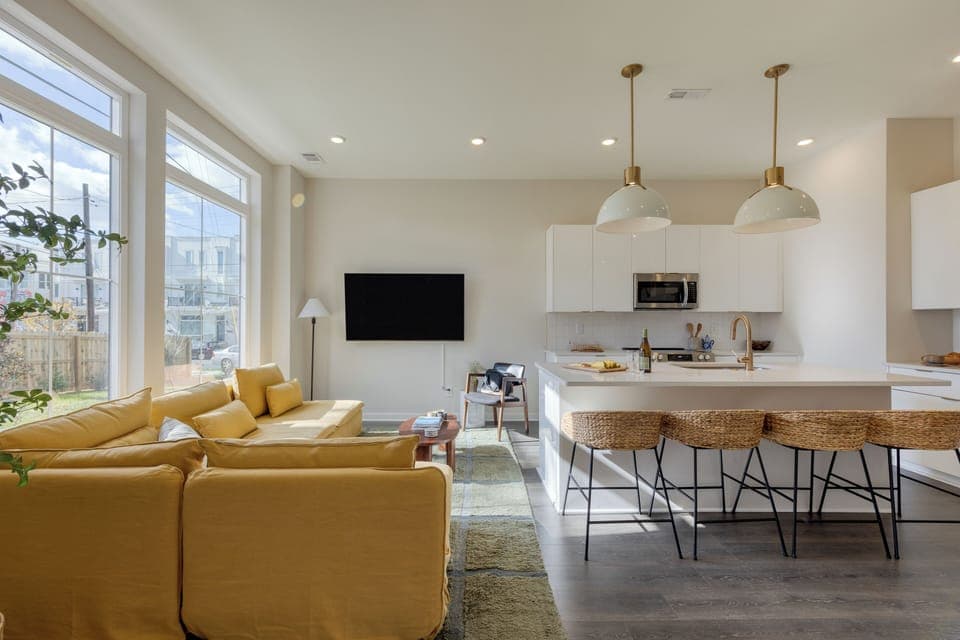 Living area. (98 Degrees)