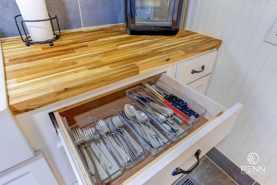 Find everything you need to cook and dine comfortably right at your fingertips.