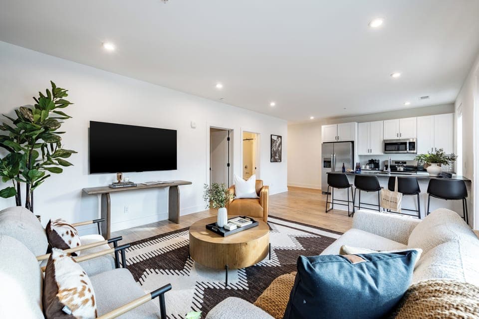 Living room (Unit 304, 404)