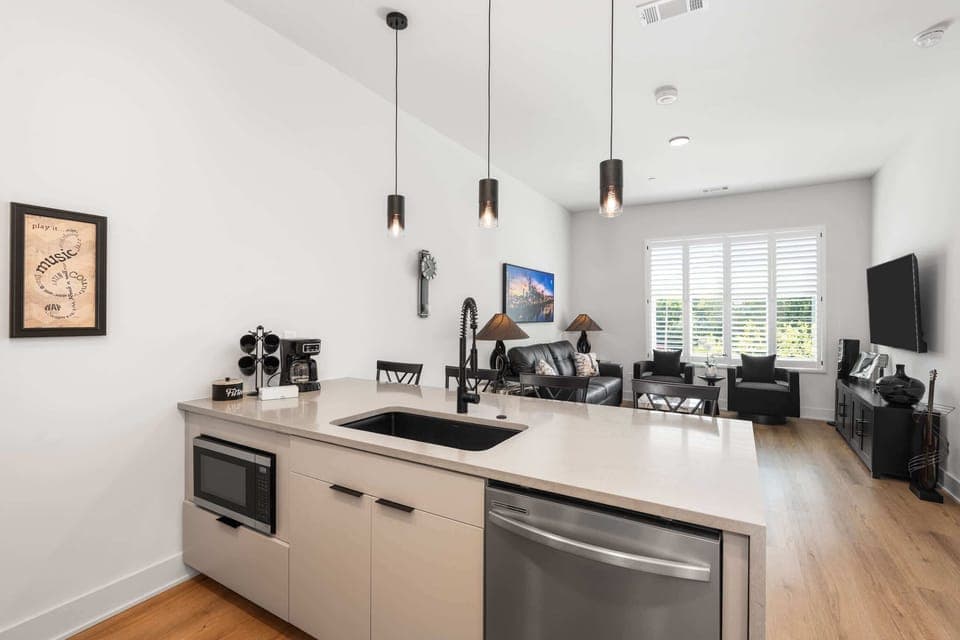 Oversized island with bar seating for four—great for meals or morning coffee.