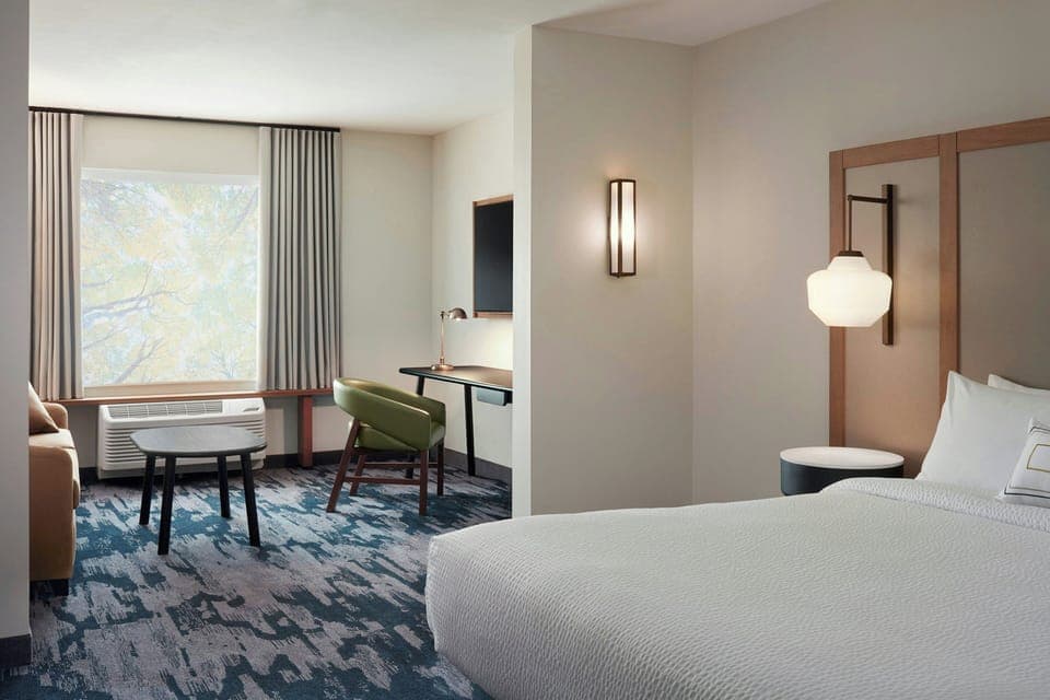 Room, 1 King Bed (View) | Free WiFi, bed sheets