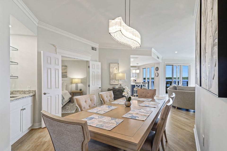 1922 South Beach Club | Dining for 6 with wet bar nearby - 1922 South Beach Club | Dining for 6 with wet bar nearby