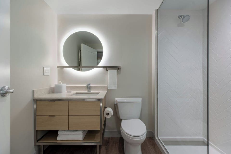 Combined shower/tub, towels