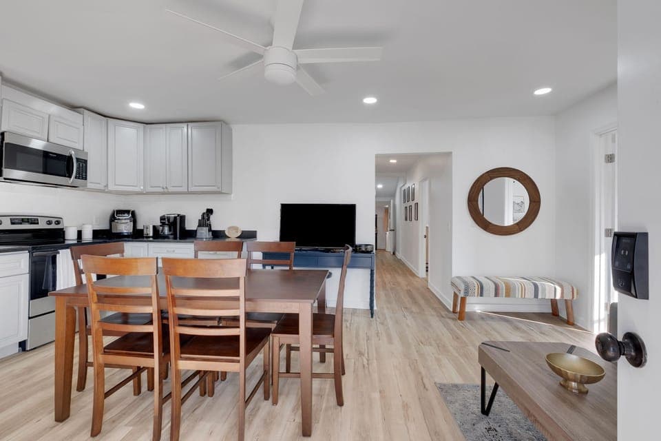 The open layout allows for a seamless flow between the kitchen and dining area, making it easy to entertain or enjoy a quiet meal. With its contemporary design and thoughtful details, this kitchen and dining space provide the perfect setting for your