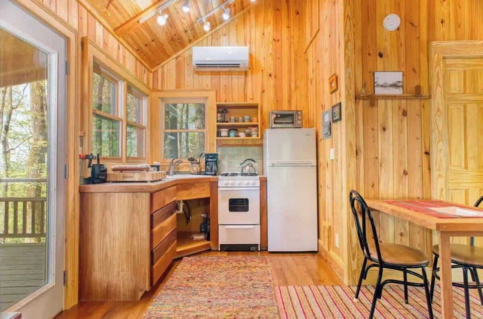 Kitchen and Dining area Guest Cabin