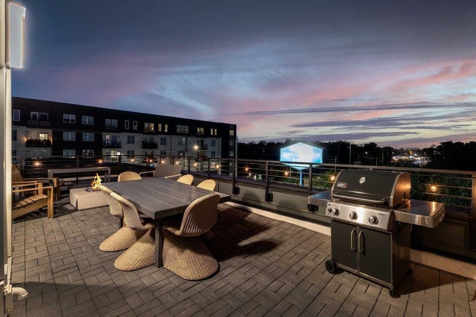 Elevate your Nashville getaway on this chic rooftop deck, ideal for bachelorette parties or family reunions. Enjoy skyline views while grilling or stargazing in luxury accommodations in the heart of Music City!