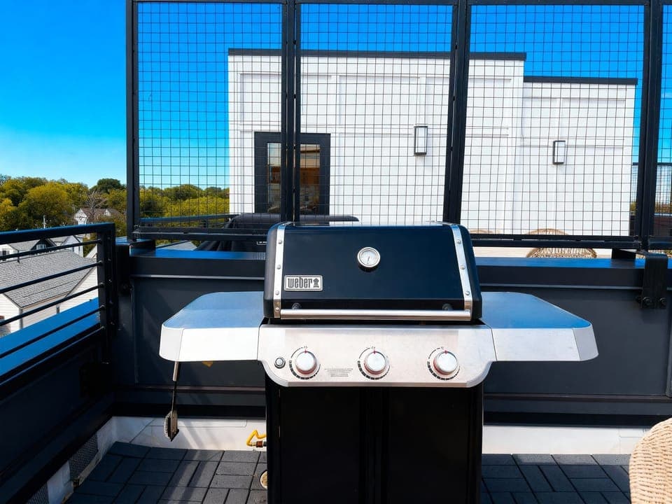 Grill up some fun with amazing skyline views from your rooftop oasis! Perfect for gatherings, Misfit Homes offers luxury vacation rentals in Nashville that will elevate your stay. Reserve your stay today and savor every moment in Music City!
