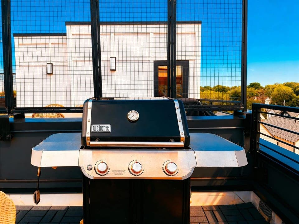 Enhance your Nashville experience with a stylish rooftop deck and premium grill—ideal for bachelorette parties or family reunions. Enjoy delicious meals and stunning skyline views from your luxurious vacation rental.