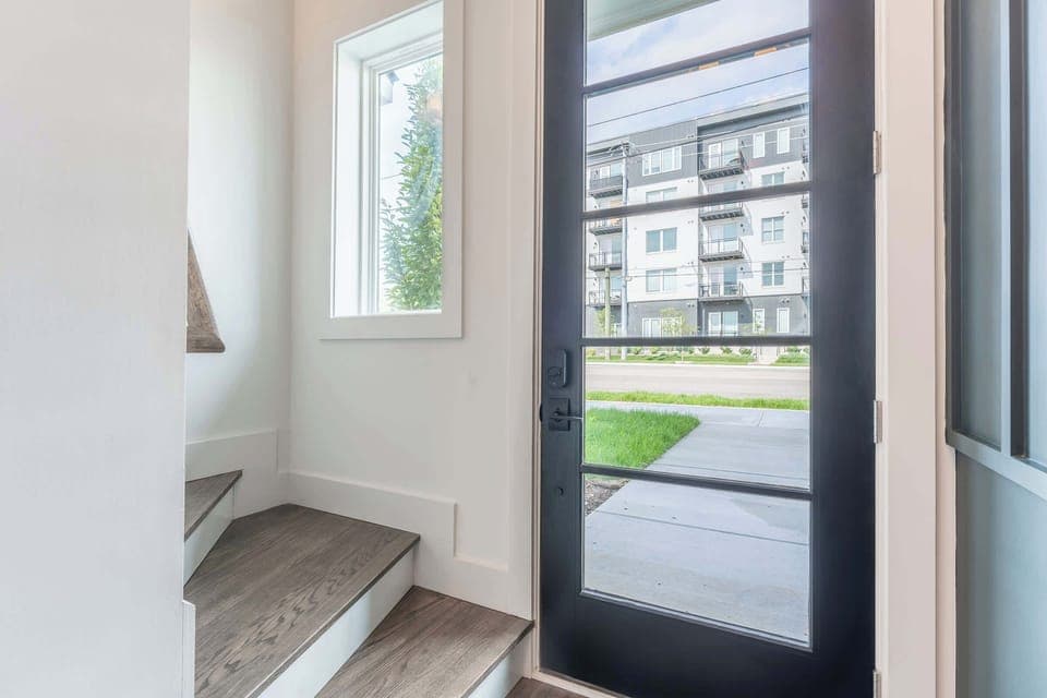 Experience luxury and convenience in this upscale downtown vacation rental, perfect for large groups. Enjoy a grand entry and explore the vibrant heart of Music City from your stylish retreat!