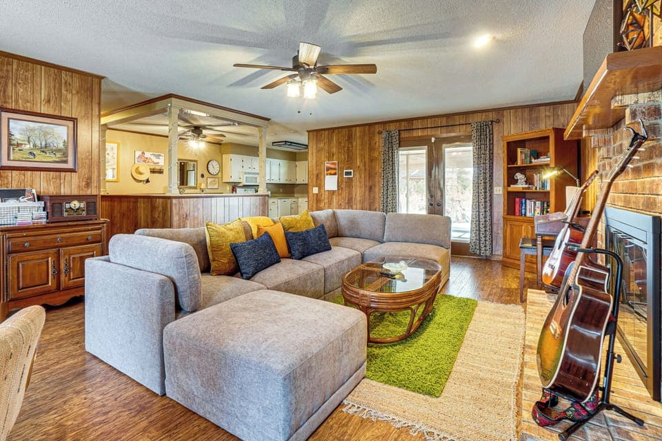 Living Room | Queen Sleeper Sofa | Free WiFi | Smart TV