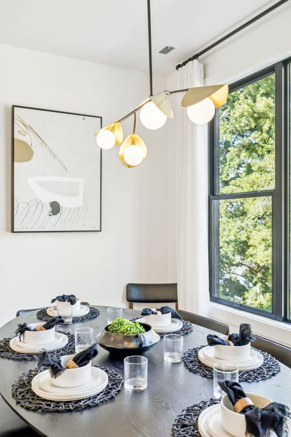Dining Room: Enjoy meals surrounded by natural light and refined design — a dining space made for relaxation and togetherness.