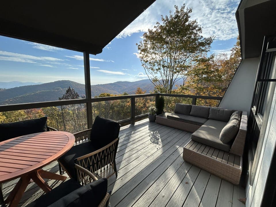 Sky deck with panoramic mountain views- perfect sunrise coffee and sunset wine!