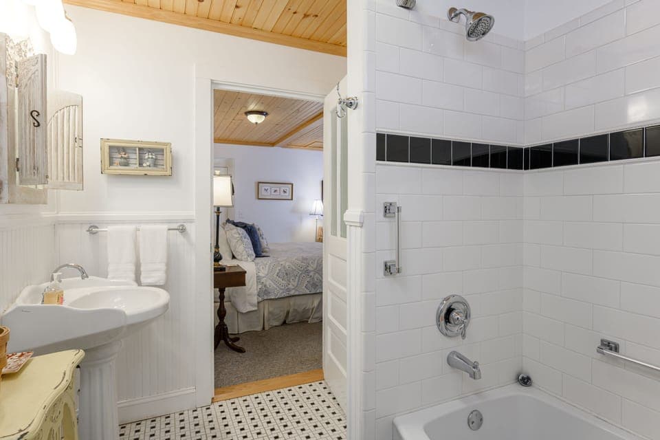 Room (King 2) | Bathroom | Combined shower/tub, free toiletries, hair dryer, bathrobes