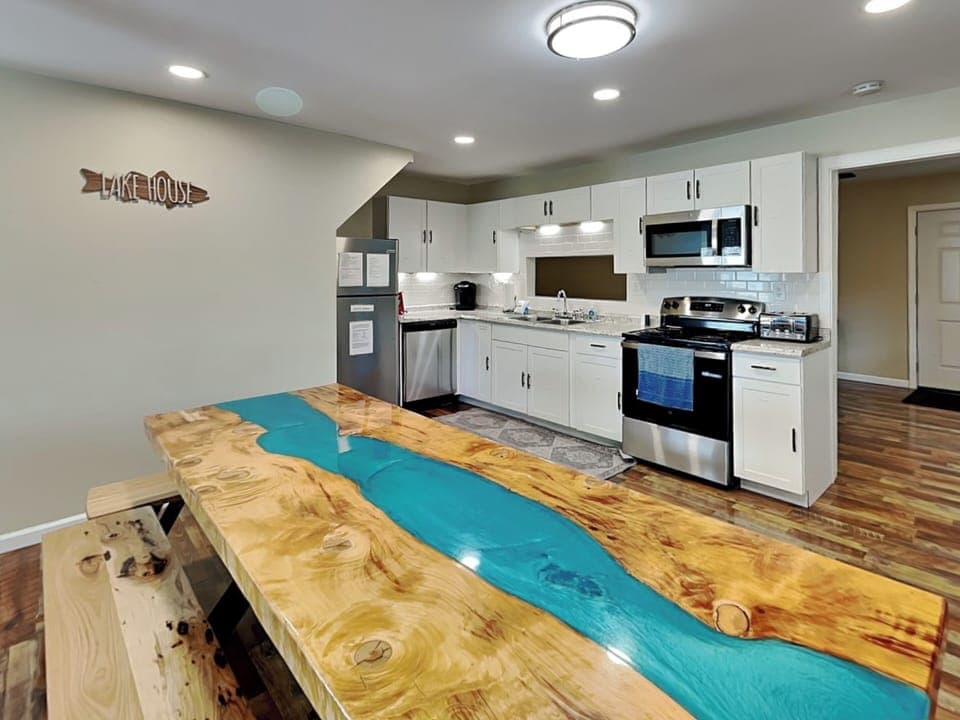 Eat-In Kitchen