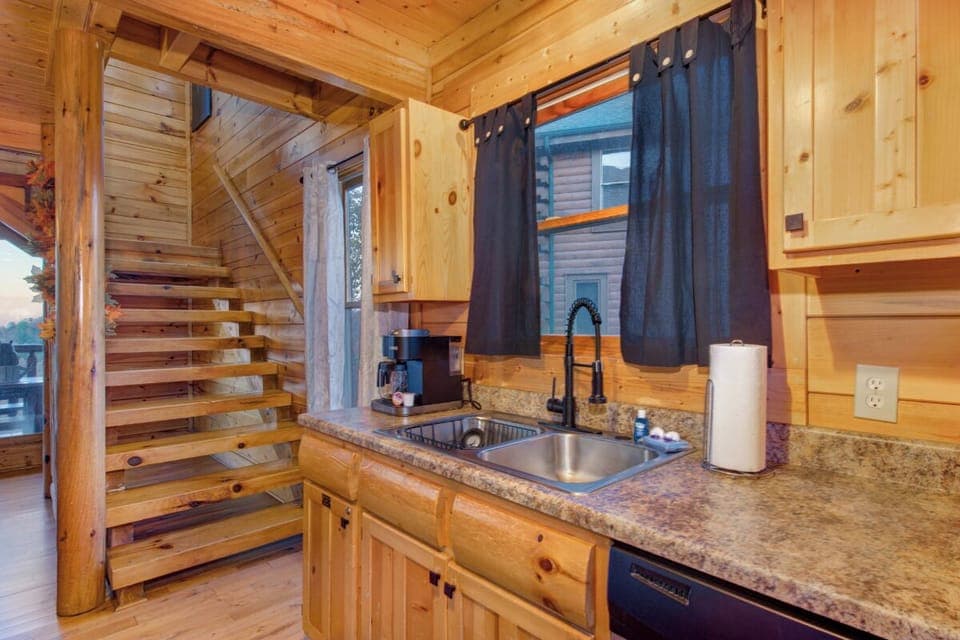 Tennessee Whiskey's fully-equipped kitchen