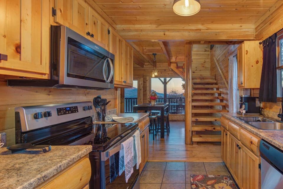 Tennessee Whiskey's fully-equipped kitchen