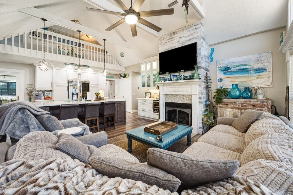 House, 4 Bedrooms | Living area | Smart TV