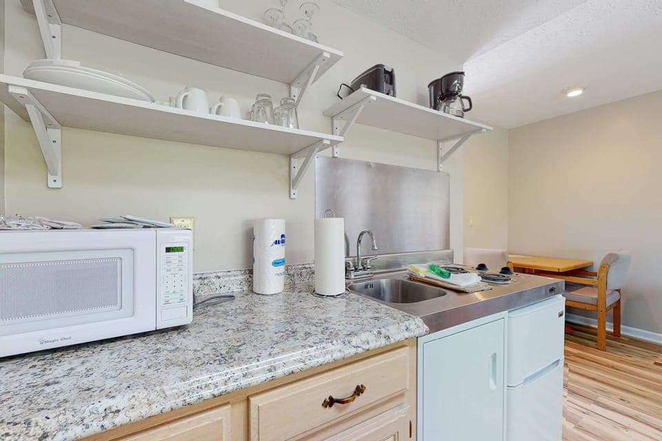 Functional space with essentials for effortless meals and snacks in beautiful Baneberry!